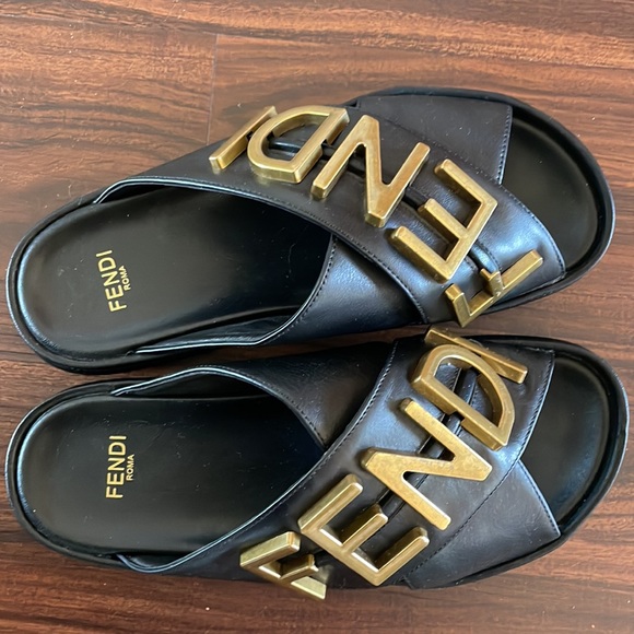 Black slides 6.5 but fits more like a 7 - Picture 2 of 4